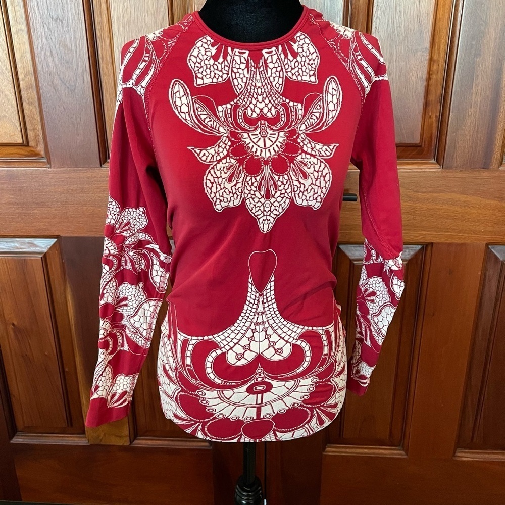 Athleta Tattoo Twist Long Sleeve Stretchy Knit Red White Top Sz Medium